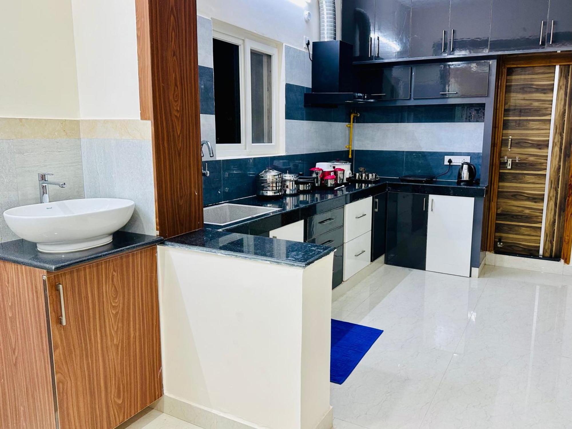 Truelife - 3Bhk Ac Apartments For Large Family - Best Location - Direct Flyover To Alipiri Gate - Walk To Ps4 Veg Restaurant - Modular Kitchen - Super Fast Wifi - Android Tv - 250 Jio Channels - Easy Access To All Temples - Top Service With Lots Of L Tirupati Esterno foto